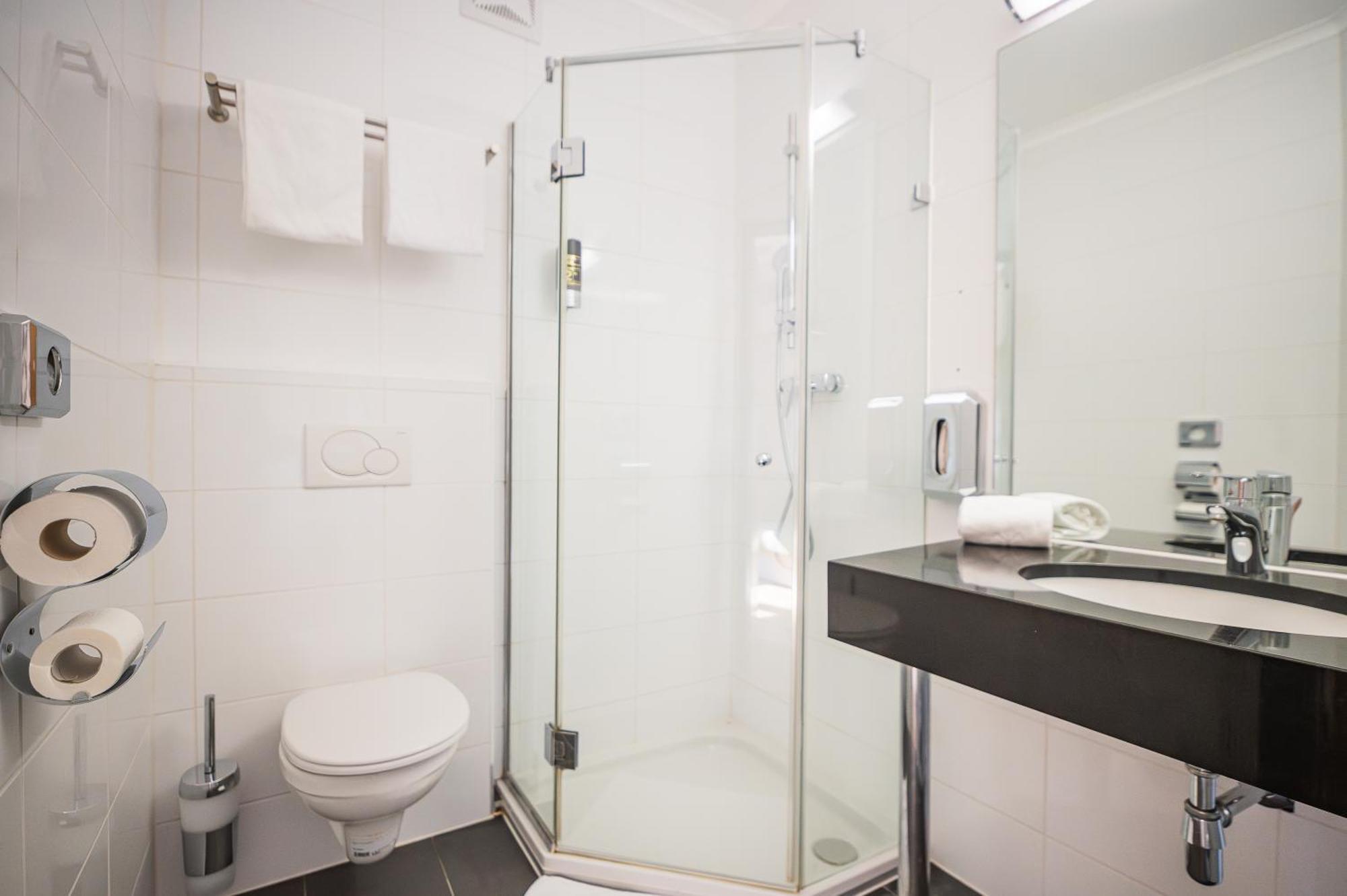 Room with free parking and airport transfer,1434241282:JPEG